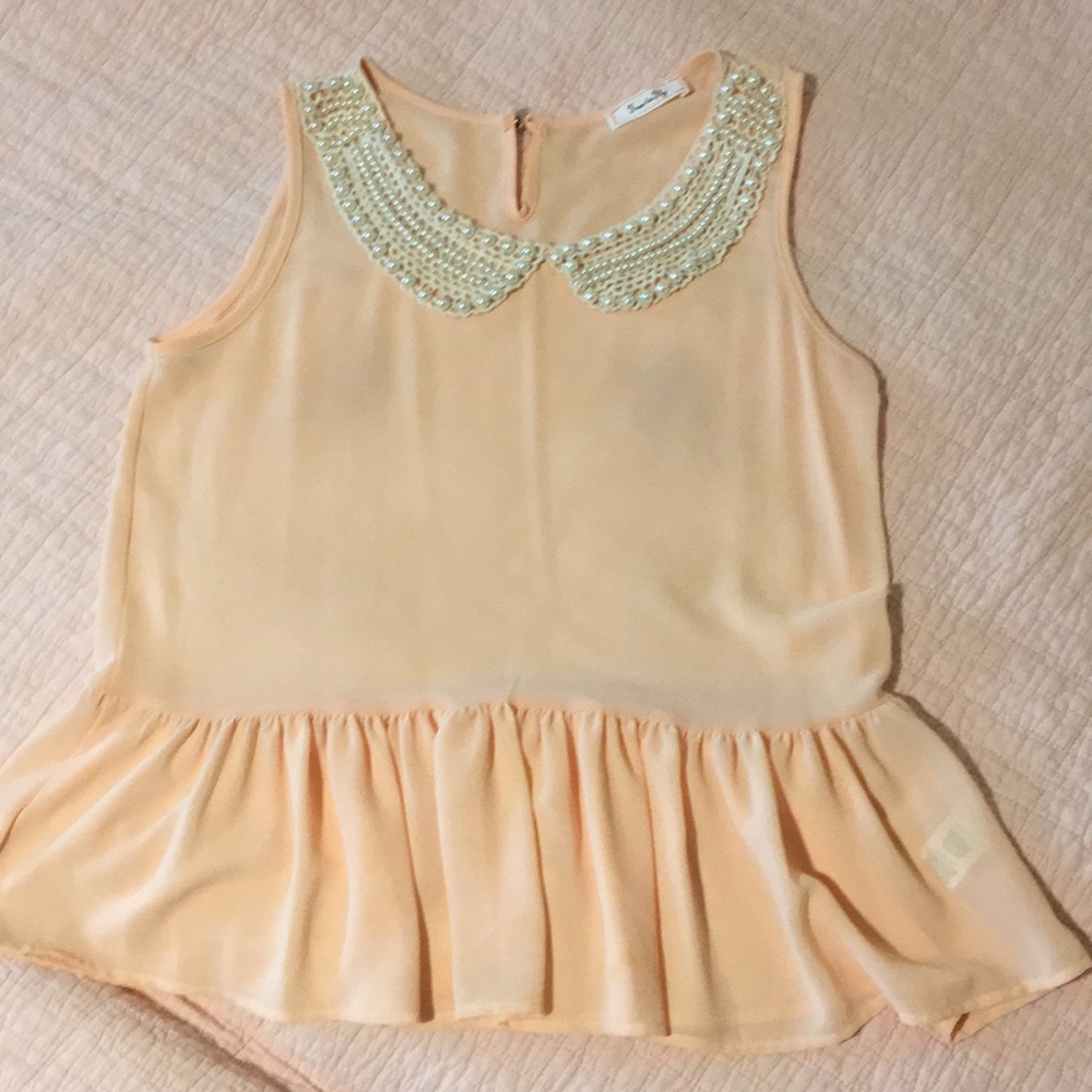 Peach top with pearl collar